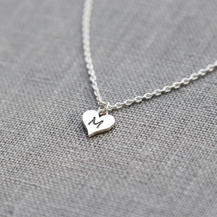 alt="joya perfecta para un regalo personalizada con iniciales"